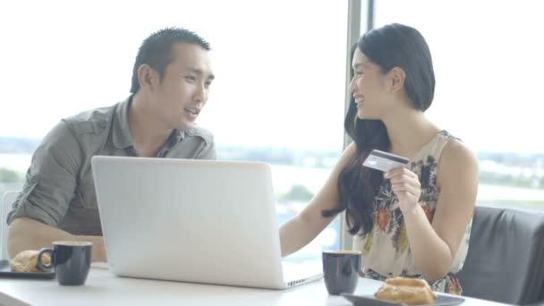 Couple talking in office — Stock Video
