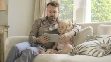 Kızı baba gösteren dijital tablet