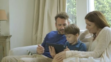 Dijital tablet kullanan aile