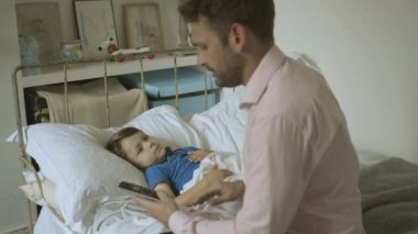 Cep telefonu üzerinde konuşurken baba