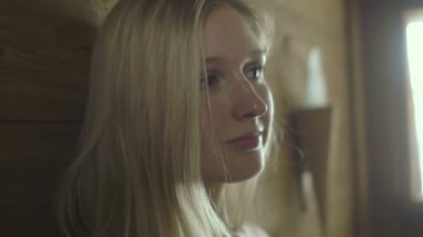 Saunada dinlenen kadın