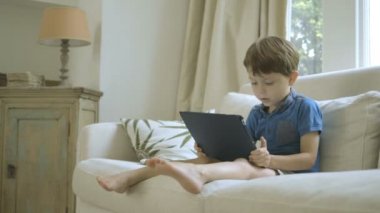 Dijital tablet üzerinde oynama çocuk