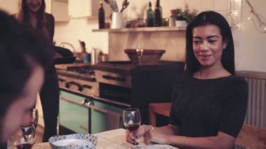 Erkekler ve womendrinking kırmızı şarap