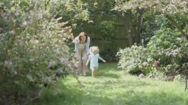 Anne ve kızı bahçede oynarken