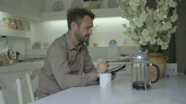 Dijital tablet kullanan adam