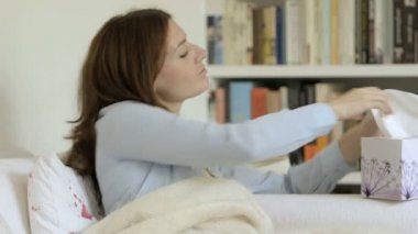 Kadın soğuk nedeniyle burnunu silme