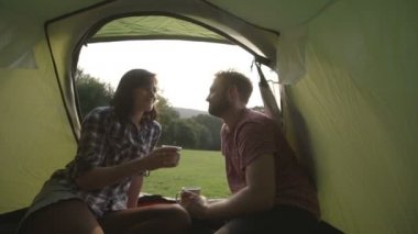 Kubbe çadır içinde yalan Çift