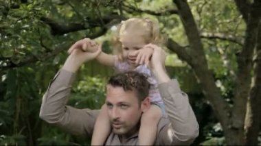 Baba ile kızı bahçede