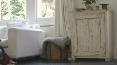 Baba oğul oyuncak arabayla oynuyorlar.