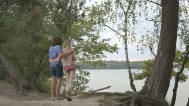 Nehir üzerinde duran Çift