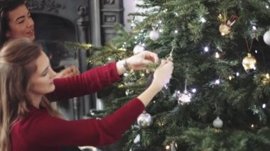 Noel ağacı süsleme kadınlar