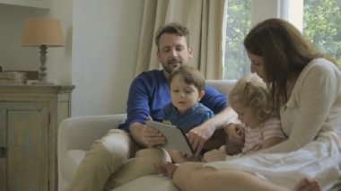 Dijital tablet izlerken aile