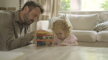 Baba ve kızı abacus saymak