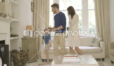Aile oyunu oynuyor