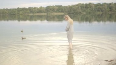 Ördekler arayan kadın