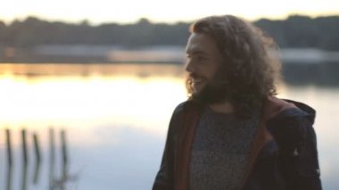 Nehir kenarında kucaklayan Çift