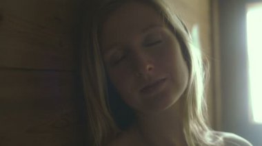 Saunada dinlenen kadın