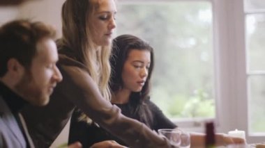 Akşam yemeği partisi zevk kadın ve erkek