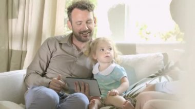 Anne kızına dijital tablet gösterilen