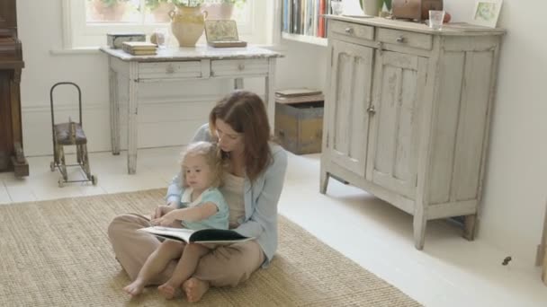 女儿和母亲阅读书 — 图库视频影像