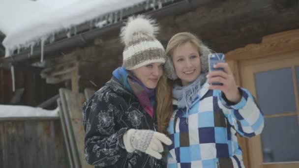 雪の中で selfie を取っている女性 — ストック動画