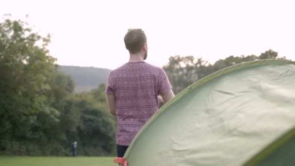 L'uomo che si allunga al mattino alla tenda a cupola — Video Stock
