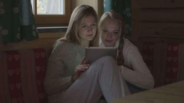 Kvinnor som använder digital tablet — Stockvideo