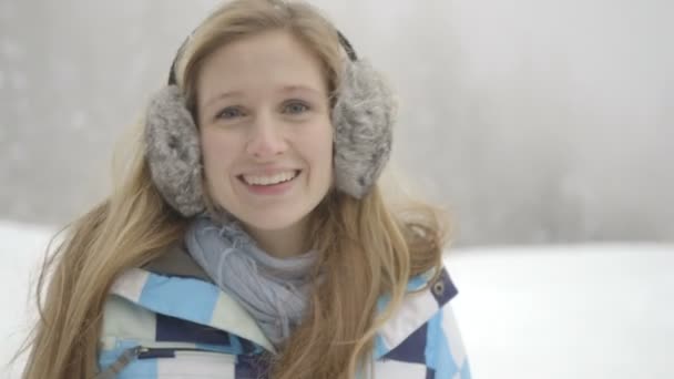 Mujer con orejeras — Vídeo de stock