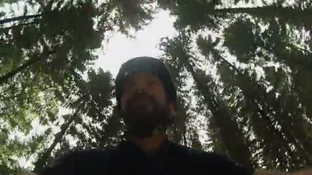 Mann radelte durch Waldweg — Stockvideo