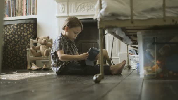 Dijital tablet ile oynayan çocuk — Stok video
