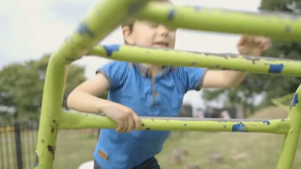 Çocuk oyun ekipmanları tırmanma — Stok video