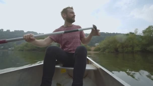 Hombre bote de remos — Vídeos de Stock