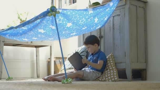 Niño jugando con la tableta digital — Vídeo de stock