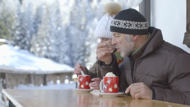 Jalá pareja disfrutando de chocolate caliente — Vídeos de Stock