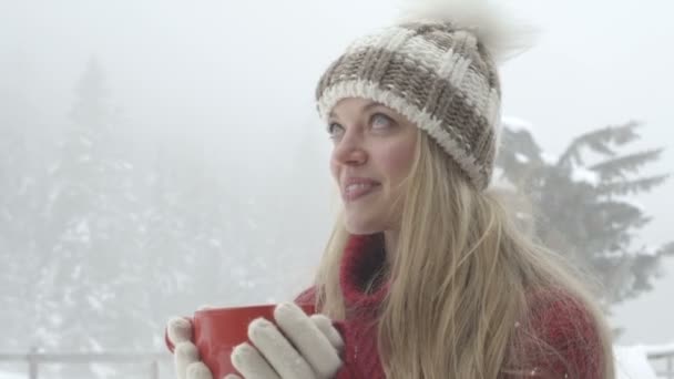 Woman holding coffee cup — Stock Video