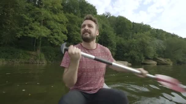 Людина гребні човни — стокове відео