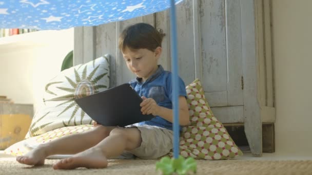 Menino brincando com tablet digital — Vídeo de Stock