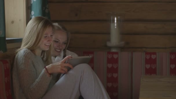 Nők segítségével digitális tabletta — Stok video