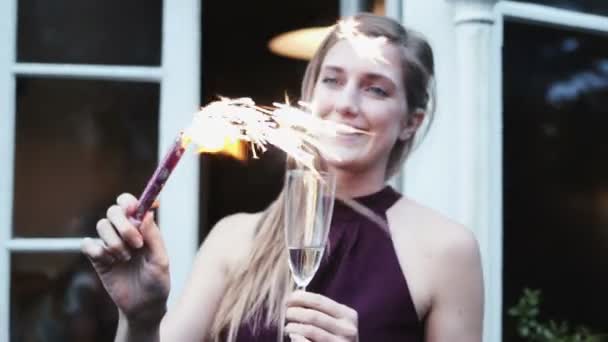 Woman playing with cracker — Stock Video