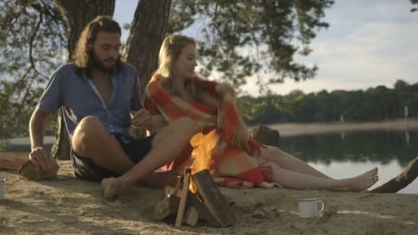 Couple sitting near campfire — Stock Video