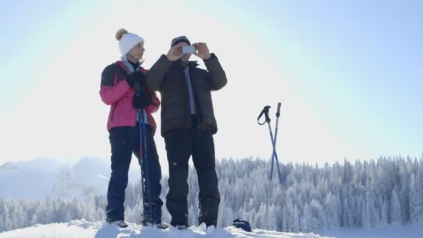 Pareja mayor en la nieve — Vídeos de Stock