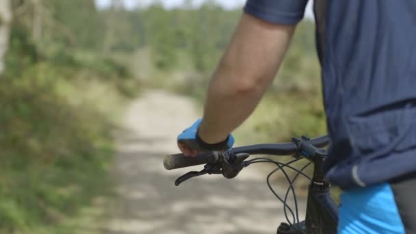 Hombre en bicicleta a través de pista forestal — Vídeos de Stock