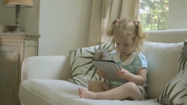 Chica mirando tableta digital — Vídeo de stock