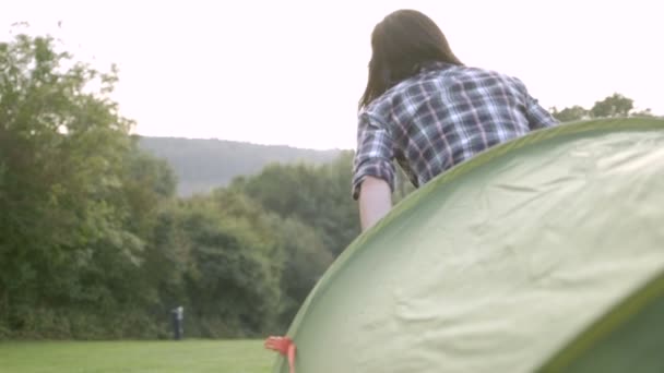 Женщина выходит из купольной палатки — стоковое видео