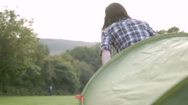 Žena dostat ven z dome stan — Stock video