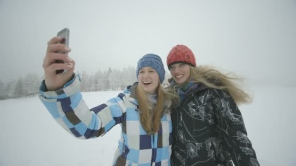 Ženy užívající selfie ve sněhu — Stock video