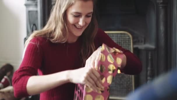 Mujer desenvolviendo regalo — Vídeos de Stock