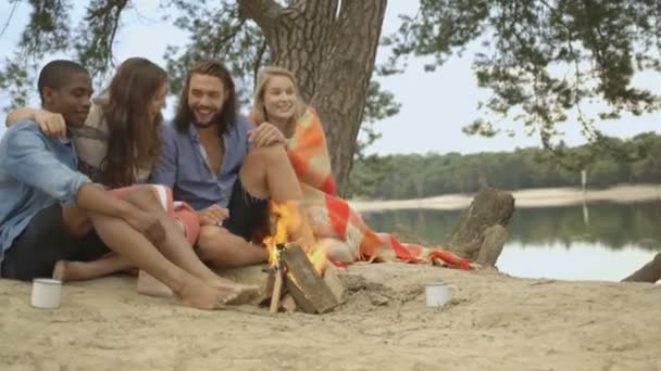 情侣们坐在篝火旁附近 — 图库视频影像