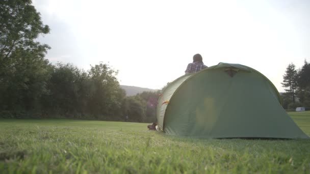 ドームのテントから出る女性 — ストック動画