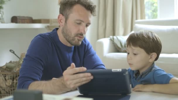 Πατέρας και γιος που χρησιμοποιούν ψηφιακή ταμπλέτα — Αρχείο Βίντεο